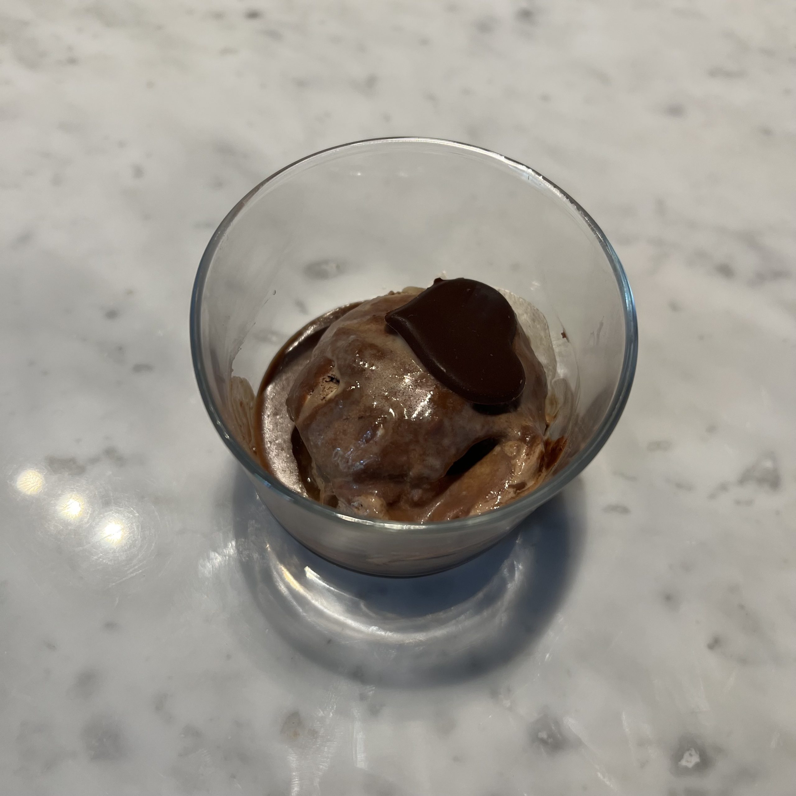 Glass med chokladsås